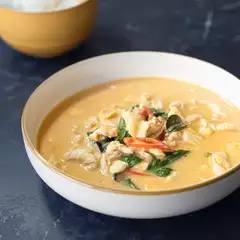 白飯神偷｜椰香雞柳紅咖哩